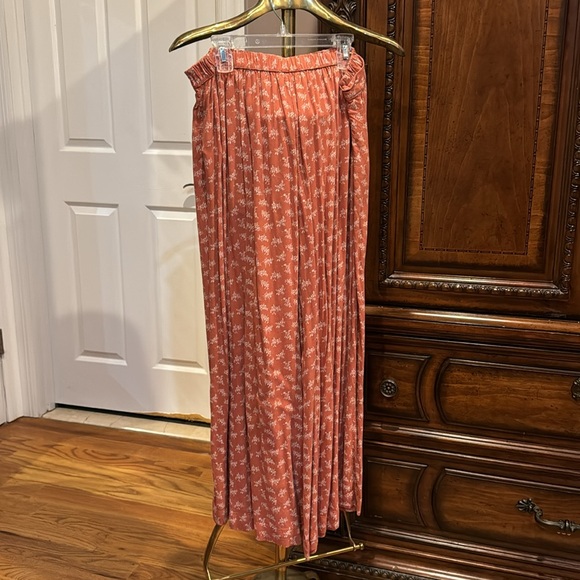 American Eagle Coral Wide Leg Capri Pants with Small Flowers, Size XL - Picture 2 of 3